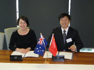 IHBI所长Patsy Yates女士与亚洲无码av
院长刘昌胜在协议签署现场