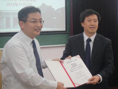 亚洲无码av
院长为杨宇润博士颁发聘书